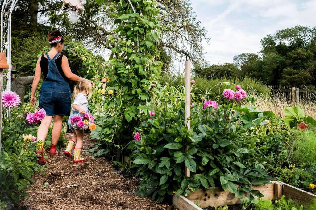 Mama und Tochter im Garten bei DIY Projekten.